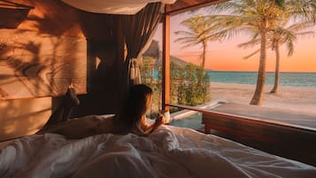 Sand Beachfront Pool Villa | Ropa de cama de alta calidad y minibar