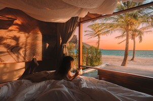 Sand Beachfront Pool Villa | Roupas de cama premium, frigobar, cofres nos quartos
