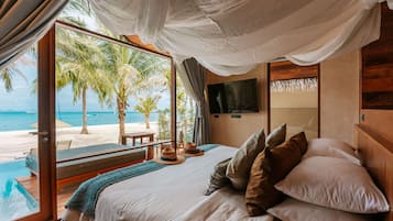Sand Beachfront Pool Villa | Ylelliset vuodevaatteet, minibaari, tallelokero huoneessa
