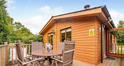 Deluxe lodge with one master double with en suite walk-in shower and one twin.