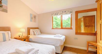 Deluxe lodge with one master double with en suite walk-in shower and one twin.