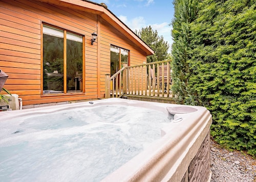 Deluxe lodge with one master double with en suite walk-in shower and one twin.