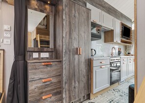 Køleskab, brødrister, højstol