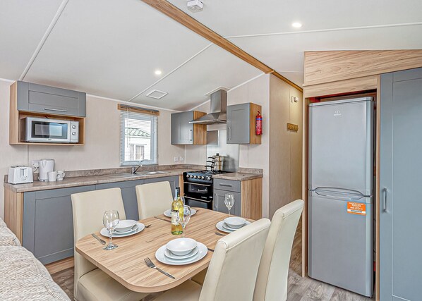 Réfrigérateur grande capacité avec congélateur, un four