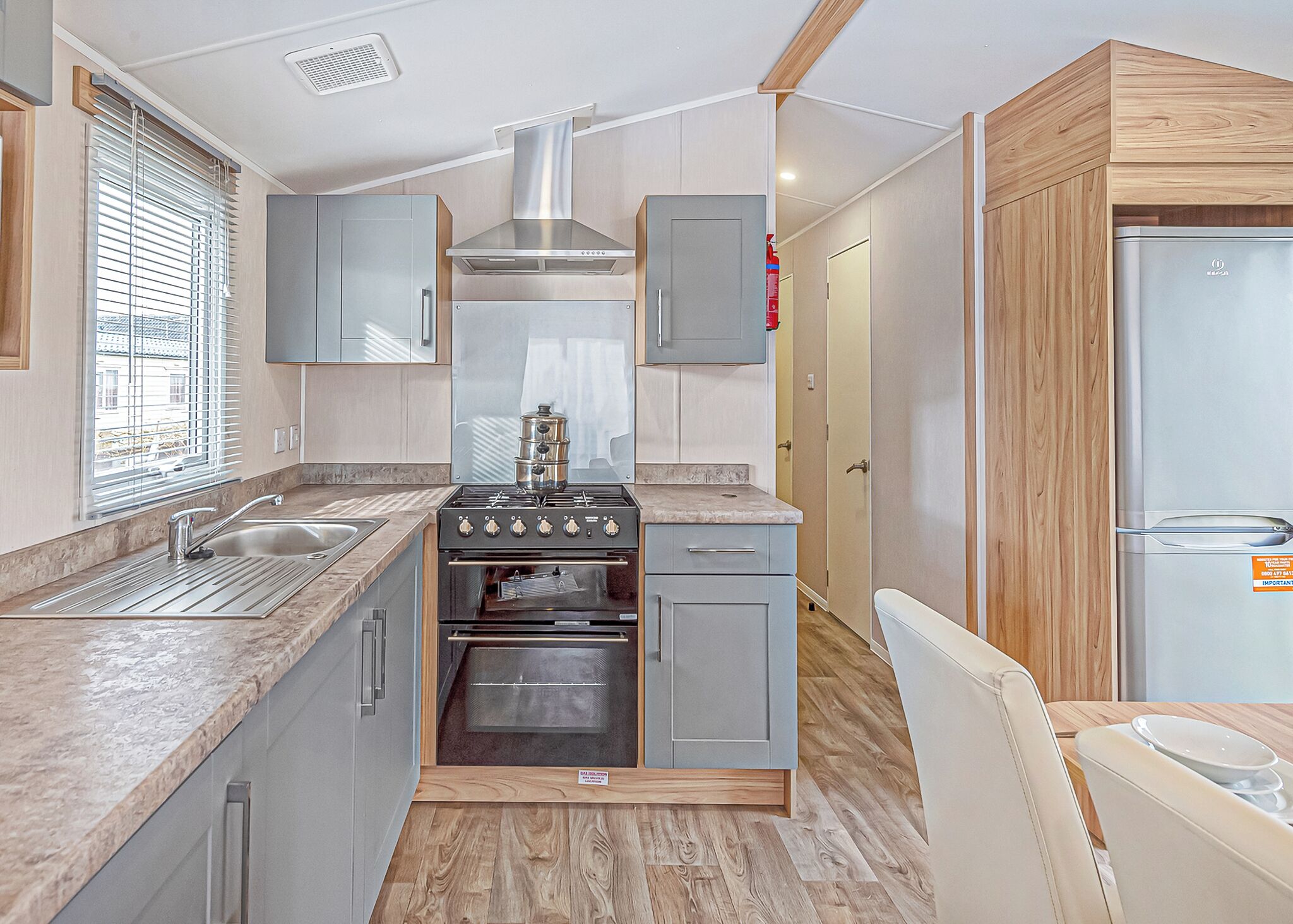 Full-sized fridge, oven, freezer