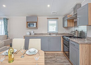 Refrigerador con congelador, horno, parrilla de estufa y tostadora