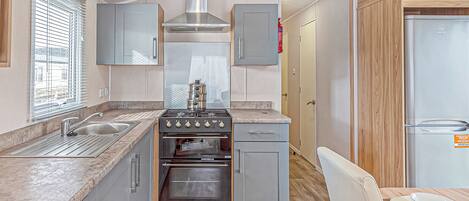 Grand réfrigérateur, four, plaque de cuisson, grille-pain