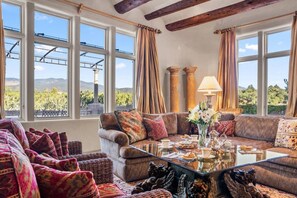 TV connectée, cheminée, chaîne hi-fi, espaces bureaux