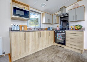 Frigorífico, horno, placa de cocina y tostadora