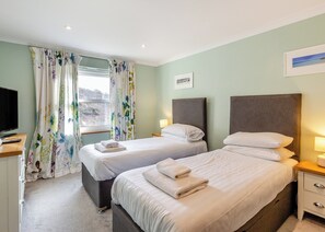 1 bedroom, free WiFi - One bedroom apartment with one twin and en suite W. (Watergate Bay, Nr Newquay)