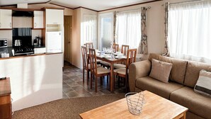 Unclassified image, 5 of 5, button - 3 bedroom accommodation in Newbridge, Nr Yarmouth (Newbridge, Nr Yarmouth)