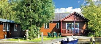 2 bedroom accommodation in Wroxham, Norfolk Broads