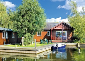Outdoor dining - 2 bedroom accommodation in Wroxham, Norfolk Broads (Wroxham, Norfolk Broads)