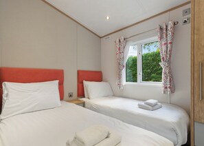 3 bedrooms - Luxurious modern caravan with one double with en suite W. (Narberth)