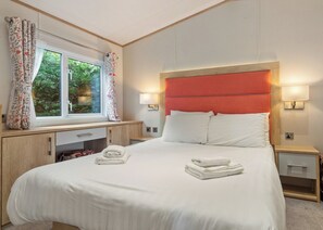 3 bedrooms - Luxurious modern caravan with one double with en suite W. (Narberth)