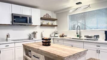Refrigerador, microondas, placa de cocina, cafetera/tetera