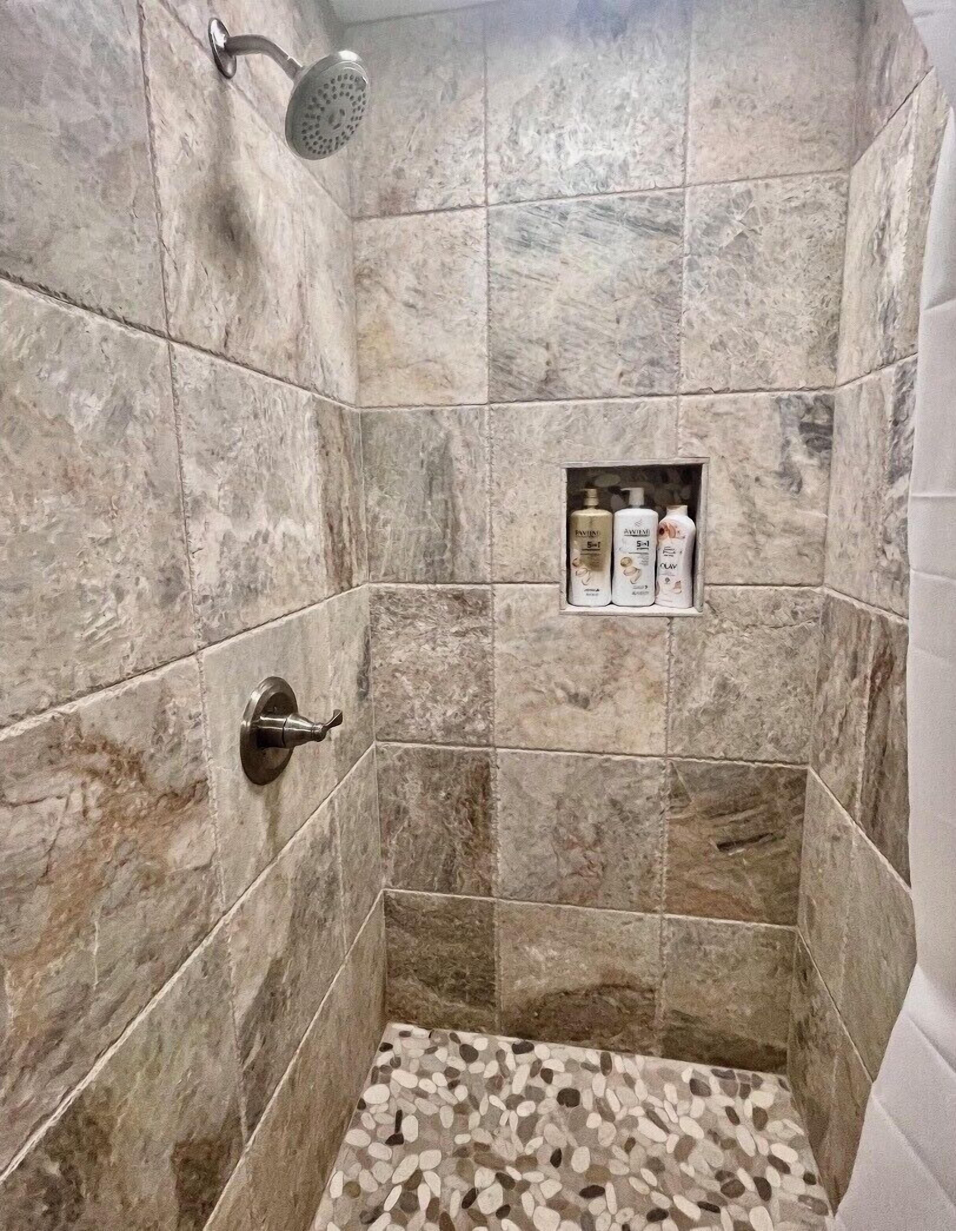 Dusj, hårføner, håndklær og såpe