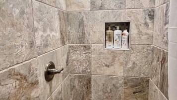 Dusj, hårføner, håndklær og såpe