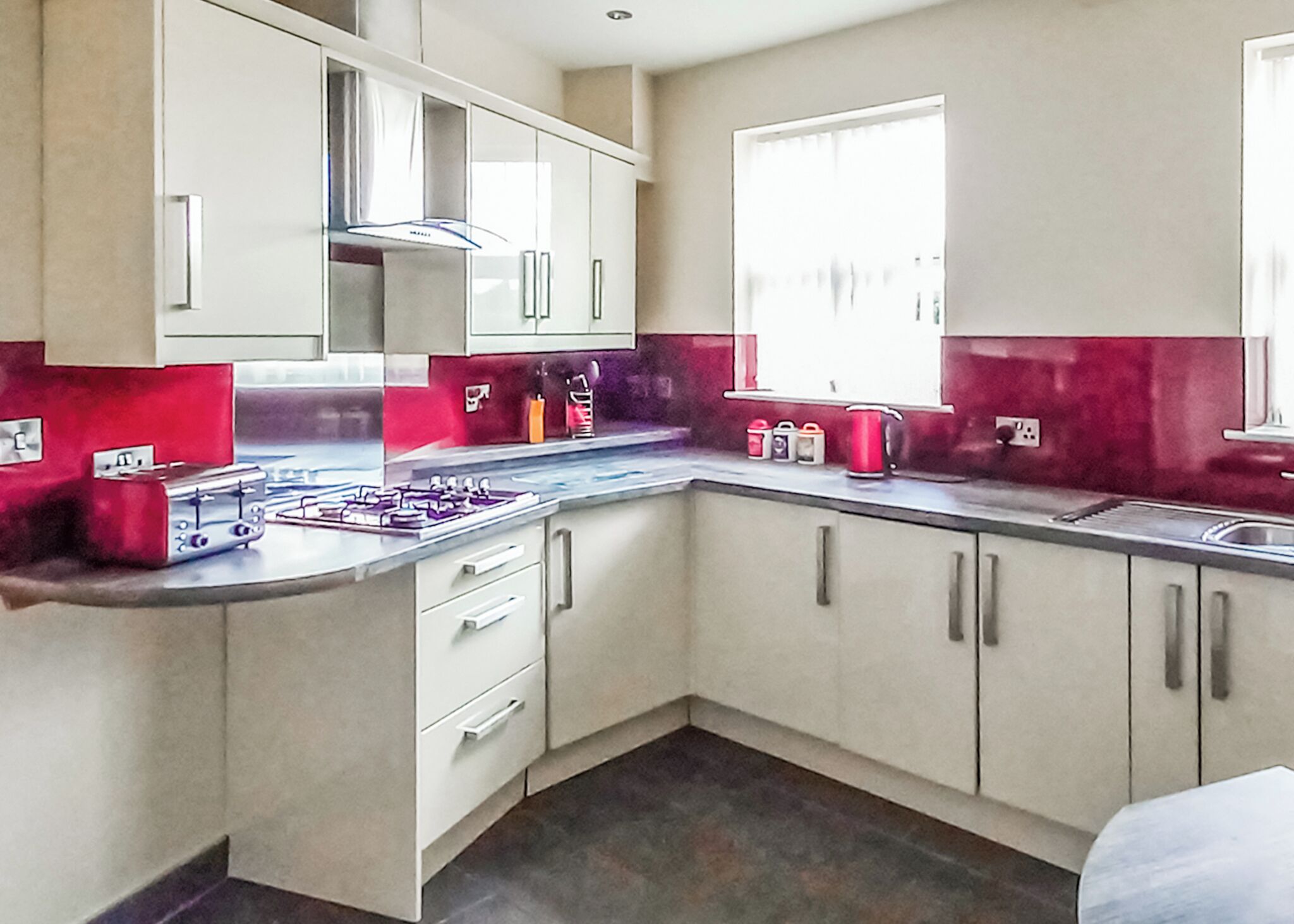 Réfrigérateur, four, plaque de cuisson, grille-pain