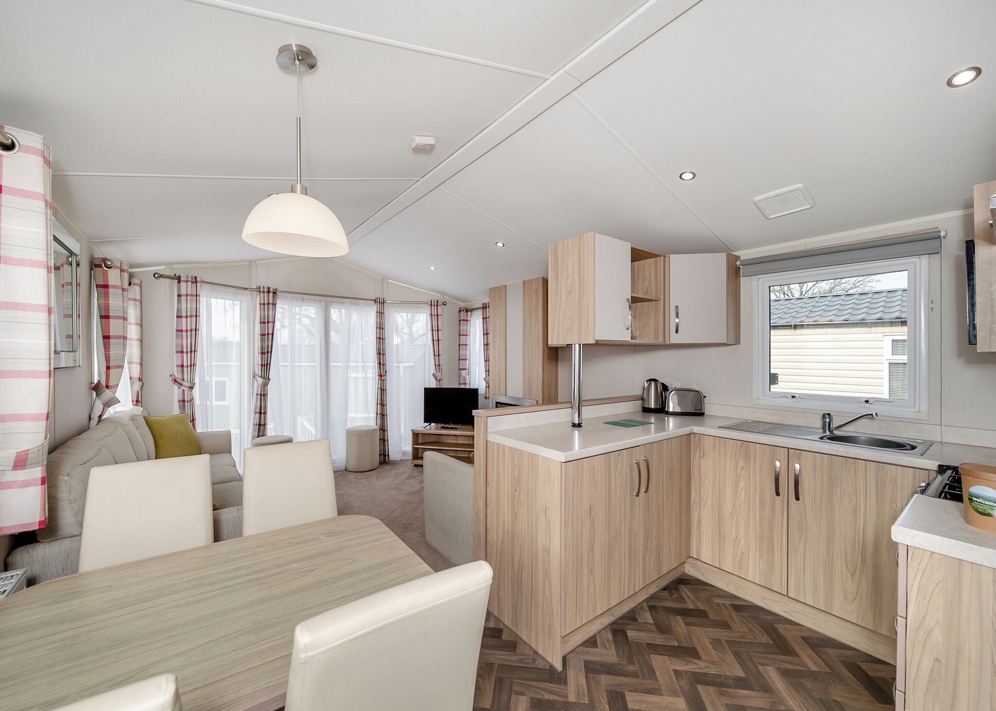 Jääkaappi, uuni, liesi, leivänpaahdin