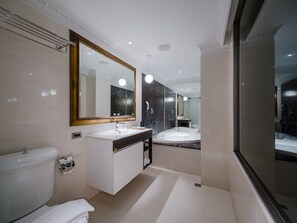 Deluxe Double Room | Bathroom | Combined shower/bathtub, rainfall showerhead, eco-friendly toiletries - Archess Hotel (Taipei)
