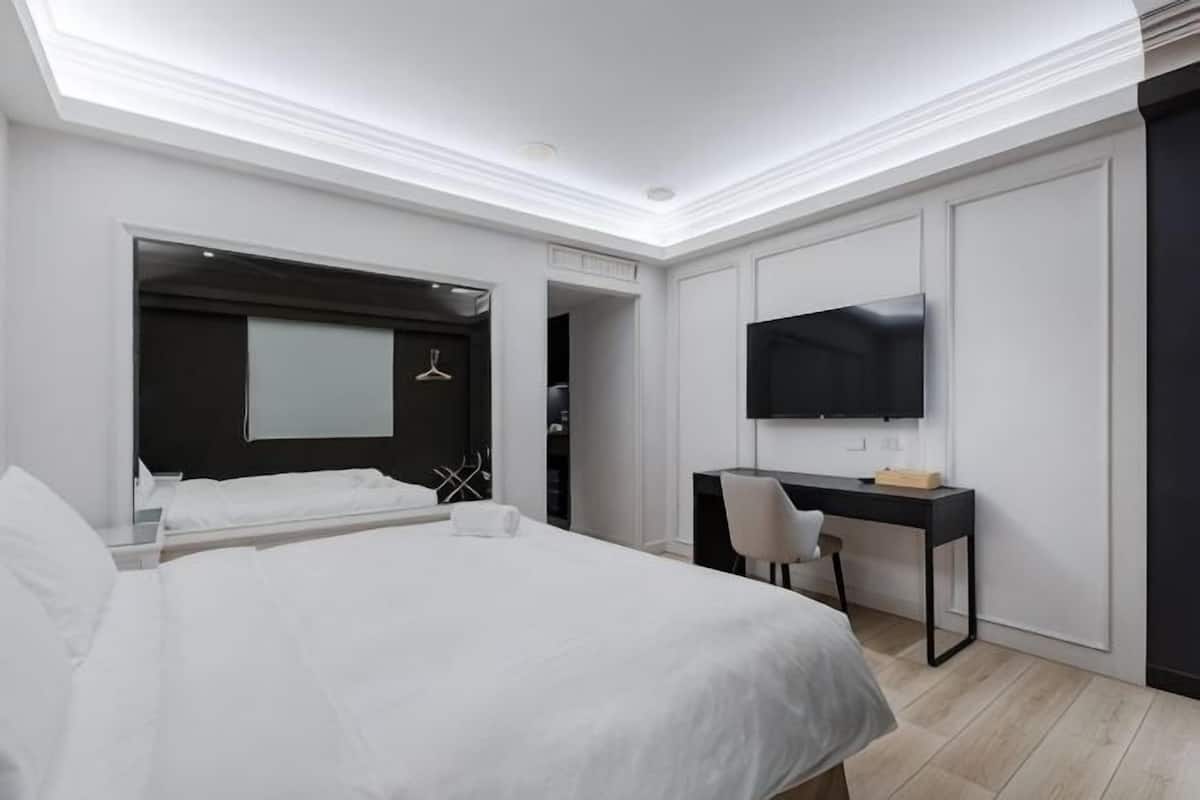 Cubrecamas, minibar, escritorio y espacio para trabajar con laptop