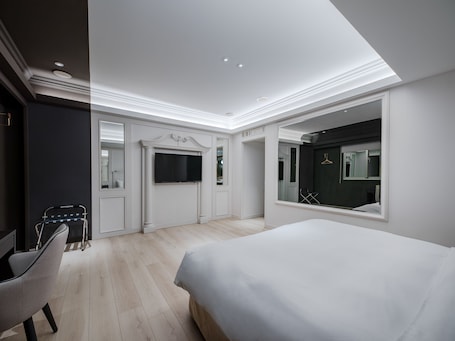 Minibar, escritorio y espacio para trabajar con laptop