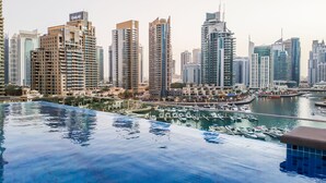 A high-rise building with a marina in the foreground. - Maison Privee - Exclusive Apt w/ Striking Sea & Dubai Marina Vws (Dubai)