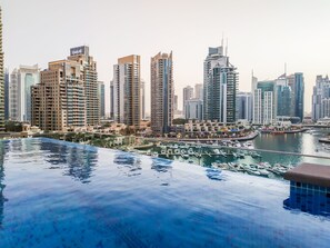 Outdoor pool - Maison Privee - Exclusive Apt w/ Striking Sea & Dubai Marina Vws (Dubai)