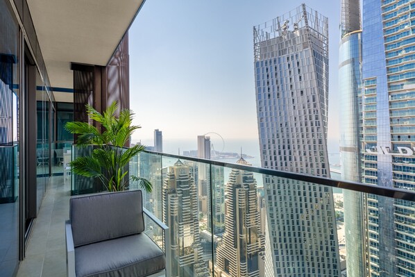 Comfort Apartment | Balcony - Maison Privee - Exclusive Apt w/ Striking Sea & Dubai Marina Vws (Dubai)
