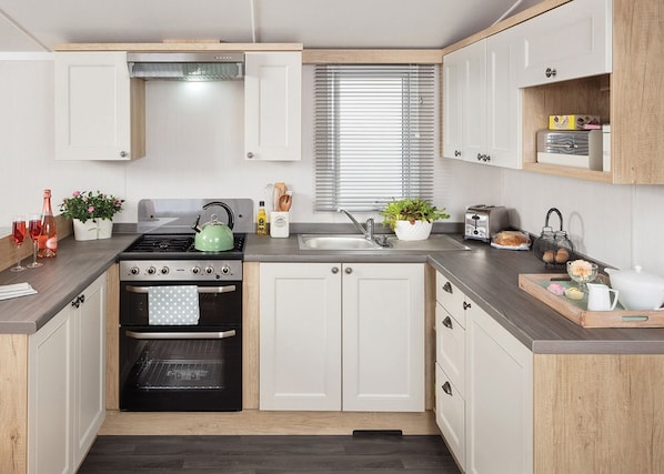 Fridge, oven, stovetop, toaster - 1 bedroom accommodation in Newquay (Newquay)