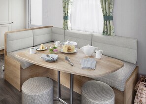 Dining - 1 bedroom accommodation in Newquay (Newquay)