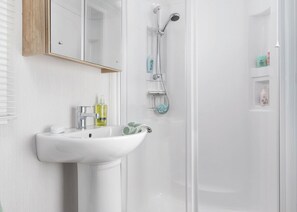 Bathroom - 1 bedroom accommodation in Newquay (Newquay)