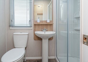 Bathroom - 3 bedroom accommodation in Ruthin (Ruthin)