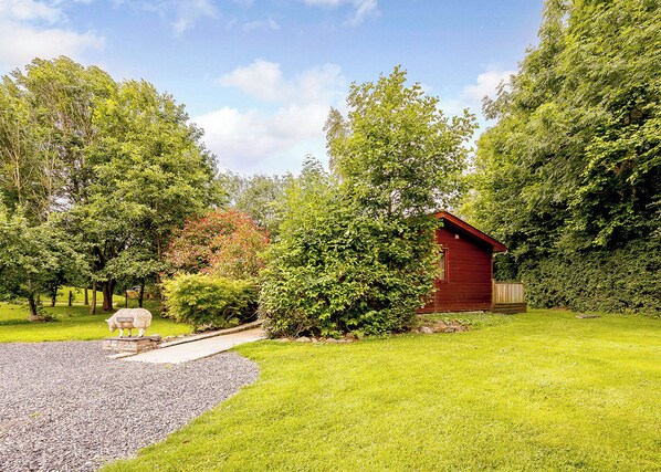 Property grounds - Subtly decadent lodge designed to exacting, luxury standards. (Cartmel)
