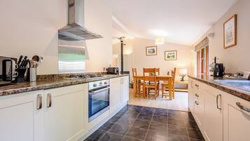 Réfrigérateur, four, plaque de cuisson, grille-pain