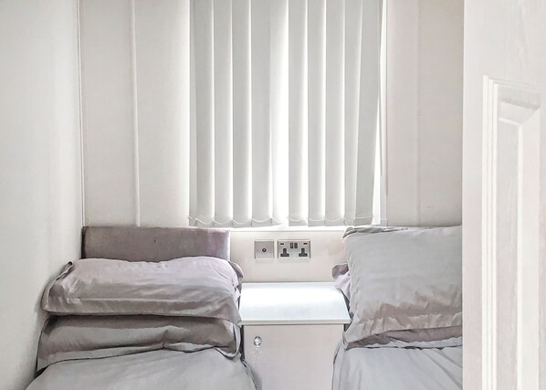 2 bedrooms, free WiFi - Comfortable and modern 10ft-wide caravan. (Penzance)