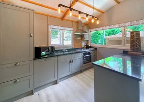 Réfrigérateur, un four, surface de cuisson, grille-pain