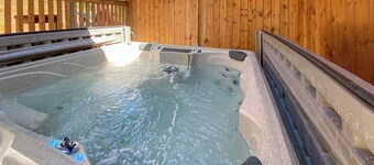 Unique contemporary style one bedroom lodge perfect for a romantic gateway.