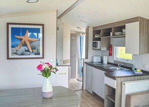 Refrigerador, horno, parrilla de estufa y tostadora