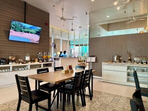 Frokostbuffé hver dag (mot et tillegg)