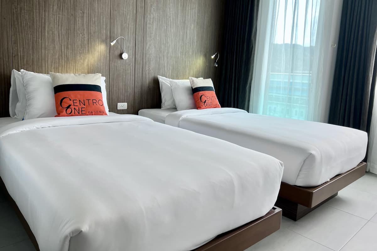 Deluxe Twin Room | In-room safe, desk, laptop workspace, blackout drapes