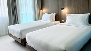 Peti besi dalam bilik, meja, ruang kerja komputer riba 