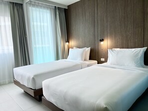 Safe på rommet, skrivebord og skrivebord for bærbar PC