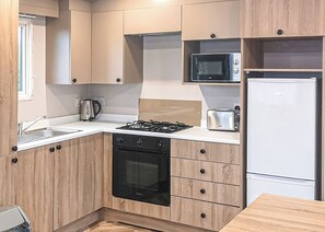 Fridge, oven, stovetop, toaster - Diamond 2 Bedroom Caravan 2022 Model. (Silloth)