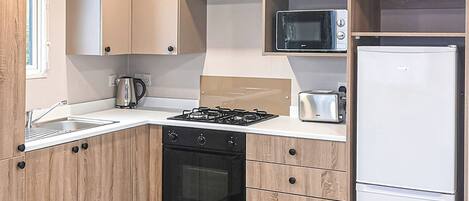 Réfrigérateur, four, plaque de cuisson, grille-pain