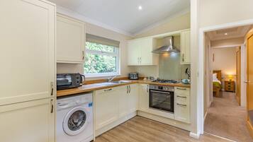 Kjøleskap, ovn, kokeplater og brødrister