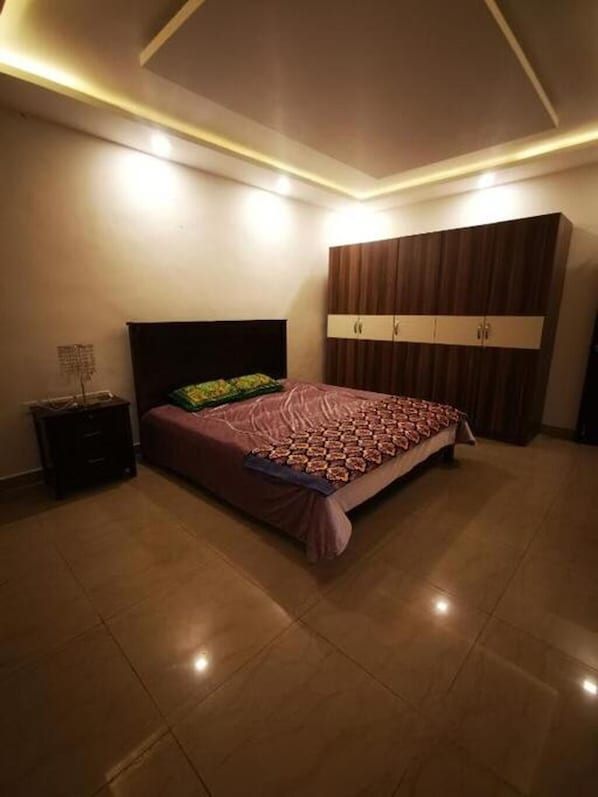 3 makuuhuonetta, työpöytä, silitysrauta/-lauta, Wi-Fi