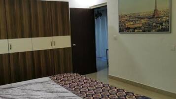 3 slaapkamers, een bureau, een strijkplank/strijkijzer, wifi