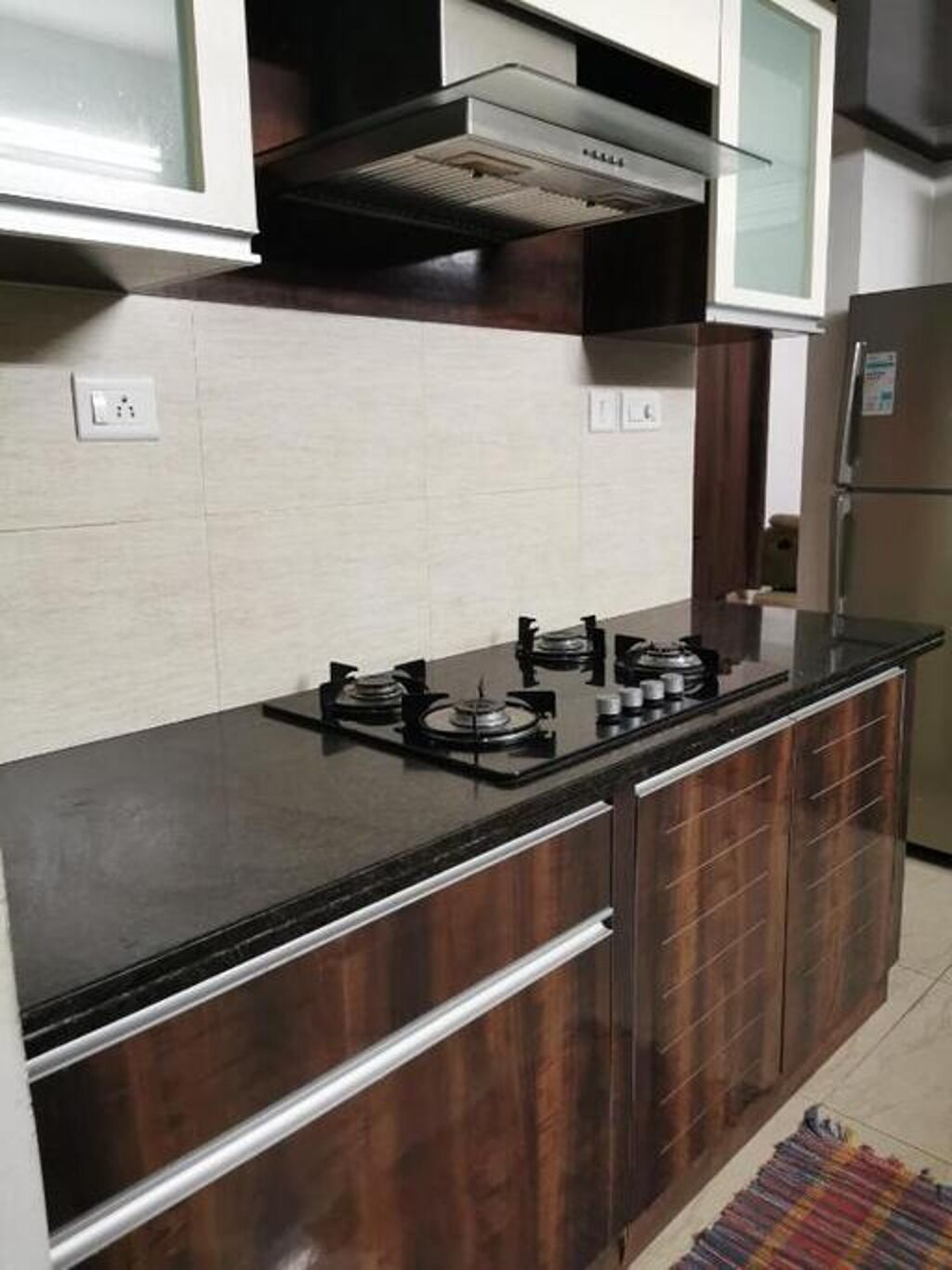 Een koelkast, een magnetron, een oven, een kookplaat